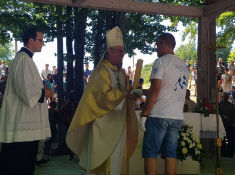 Zahvalna svijeća s hodočašća uručena biskupu mons.Zdenku Križiću 