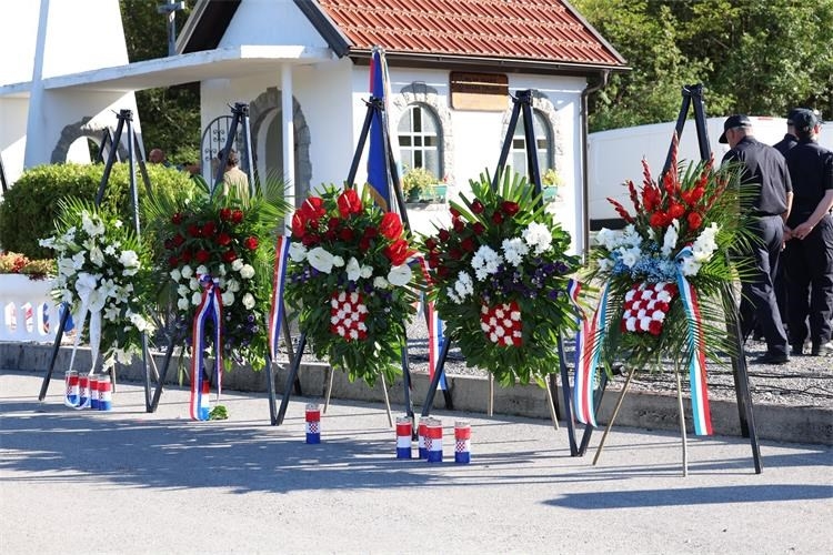 U Žutoj Lokvi svečano obilježena 35. godišnjica pogibije 4 policijska službenika U Žutoj Lokvi svečano obilježena 35. godišnjica pogibije 4 policijska službenika