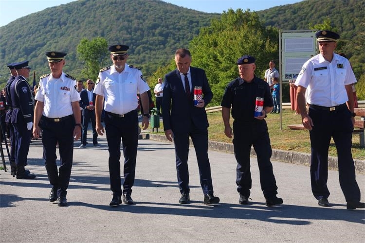 U Žutoj Lokvi svečano obilježena 35. godišnjica pogibije 4 policijska službenika U Žutoj Lokvi svečano obilježena 35. godišnjica pogibije 4 policijska službenika