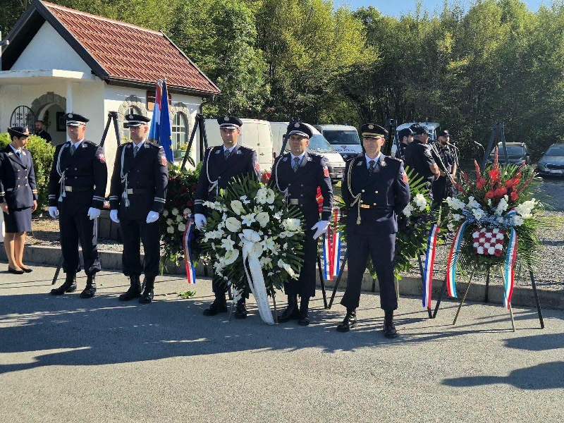 U Žutoj Lokvi svečano obilježena 35. godišnjica pogibije 4 policijska službenika U Žutoj Lokvi svečano obilježena 35. godišnjica pogibije 4 policijska službenika