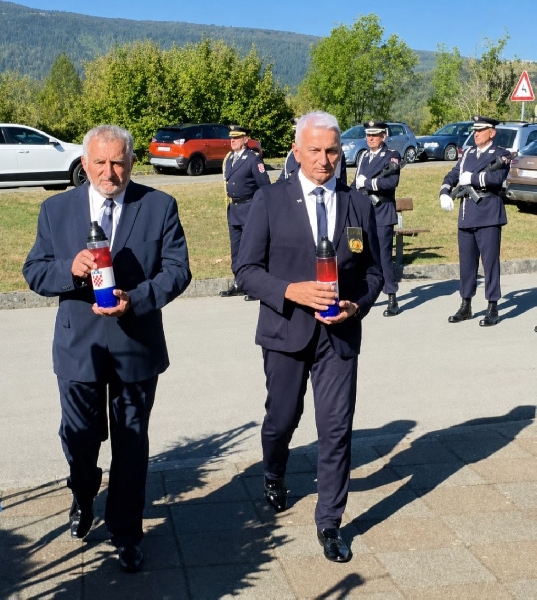 U Žutoj Lokvi svečano obilježena 35. godišnjica pogibije 4 policijska službenika U Žutoj Lokvi svečano obilježena 35. godišnjica pogibije 4 policijska službenika