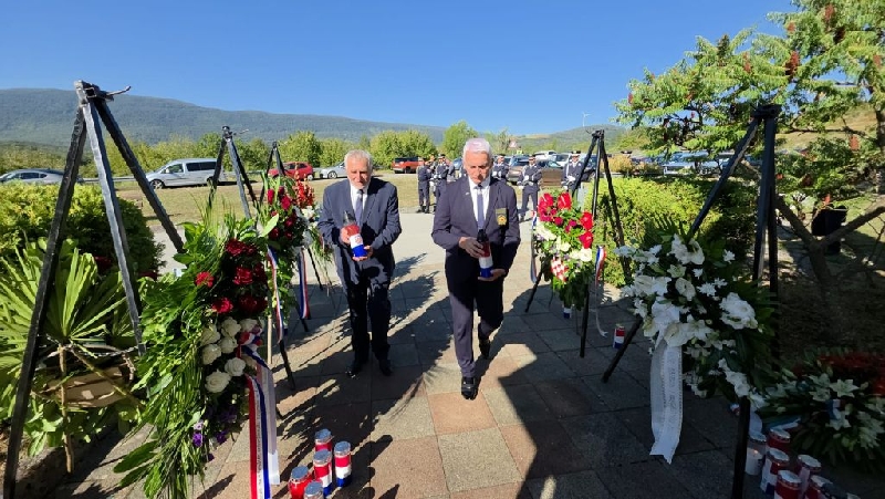 U Žutoj Lokvi svečano obilježena 35. godišnjica pogibije 4 policijska službenika U Žutoj Lokvi svečano obilježena 35. godišnjica pogibije 4 policijska službenika
