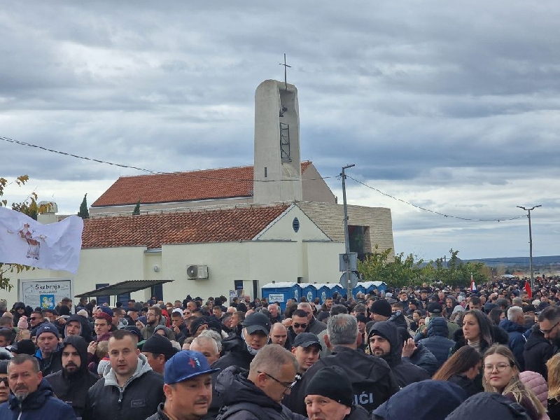 Dan sjećanja na žrtvu Škabrnje - jedno od mjesta najveće patnje i žrtve. Dan sjećanja na žrtvu Škabrnje - jedno od mjesta najveće patnje i žrtve.
